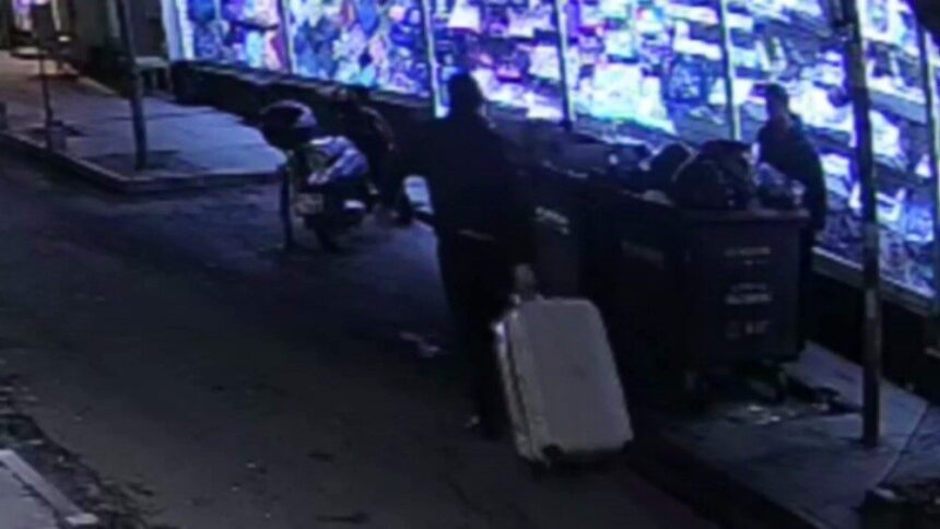 Şişli’de kesik baş cinayetiyle ilgili görüntüler gün yüzüne çıktı; zanlılar cesedi valizle taşırken kaydedildi. Şişli’de kesik baş cinayetiyle ilgili görüntüler gün yüzüne çıktı; zanlılar cesedi valizle taşırken kaydedildi.