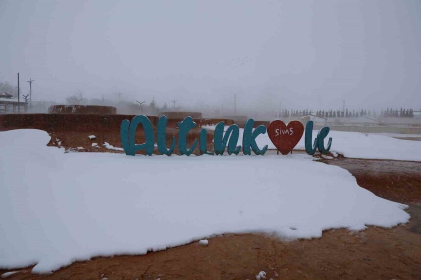 Sivas’taki Altınkale, kar yağışıyla birlikte kartpostallık manzaralara ev sahipliği yaptı.