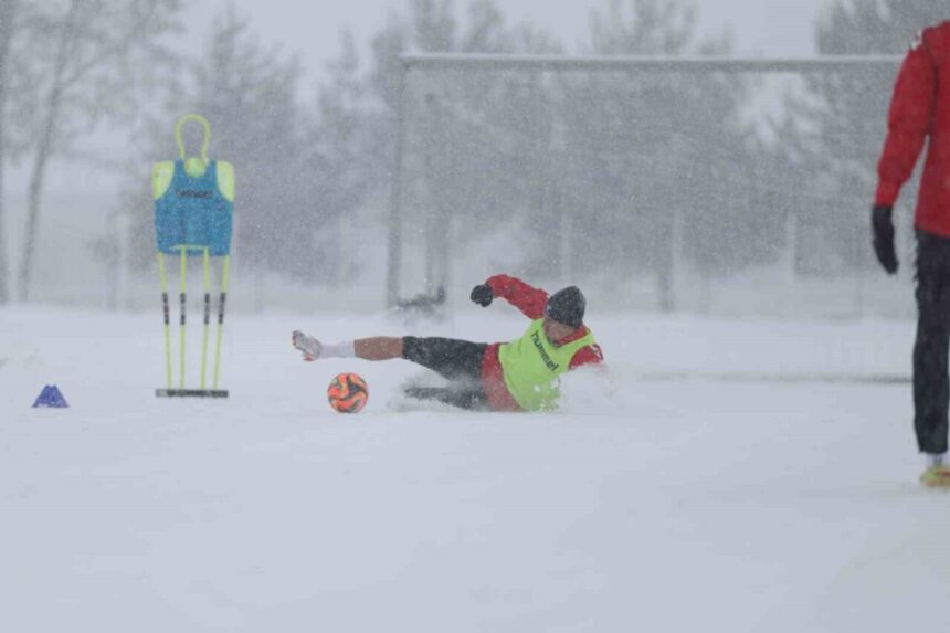 Sivasspor, Amed Sportif Faaliyetler Maçı Hazırlıklarını Kar Altında Sürdürüyor Sivasspor, Amed Sportif Faaliyetler Maçı Hazırlıklarını Kar Altında Sürdürüyor