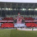 Özbelsan Sivasspor, Amed Sportif Faaliyetler maçı öncesinde Türk bayrağı temalı koreografi düzenledi.