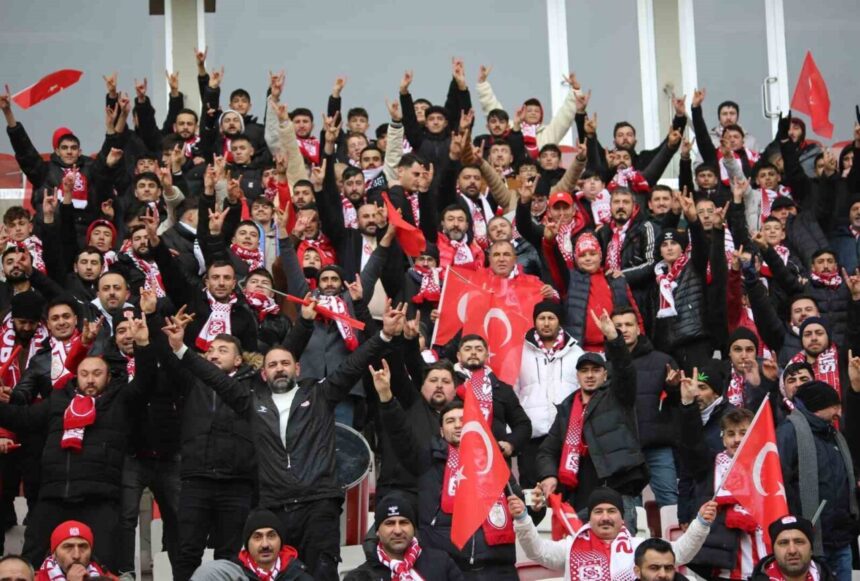 Sivasspor taraftarları, Amed Sportif Faaliyetler maçına büyük ilgi gösterdi. Sivasspor taraftarları, Amed Sportif Faaliyetler maçına büyük ilgi gösterdi.