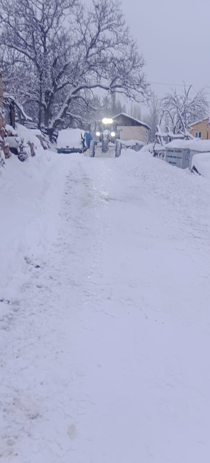 Sivas’ta yoğun kar nedeniyle 1.420 yerleşim yerinden yaklaşık 850’sinin yolu ulaşıma kapandı.
