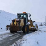 Sivas’ta kar yağışı nedeniyle 945 yerleşim yerinin yolu kapandı, ekipler yoğun çalışmalara başladı.