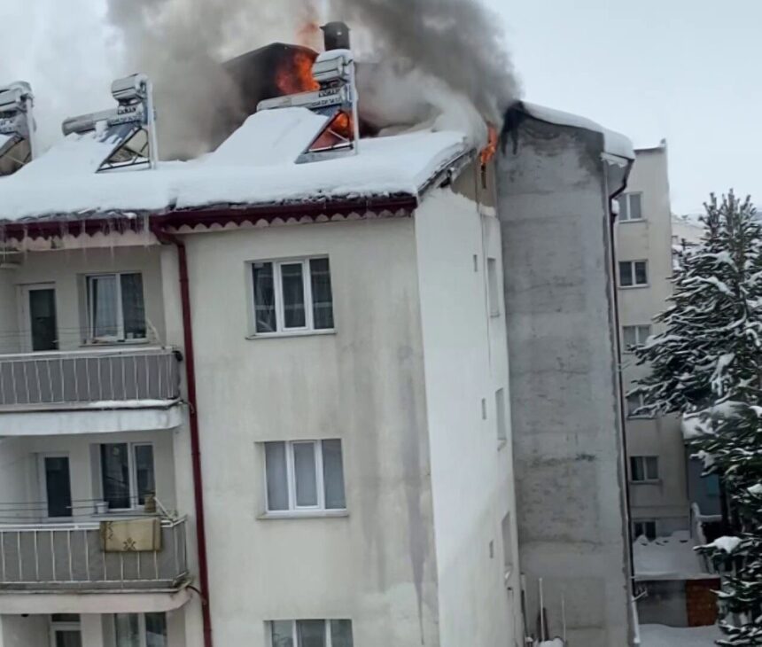 Sivas’ta bir apartmanın çatısında çıkan yangın, itfaiye ekiplerinin hızlı müdahalesiyle söndürüldü. Sivas’ta bir apartmanın çatısında çıkan yangın, itfaiye ekiplerinin hızlı müdahalesiyle söndürüldü.