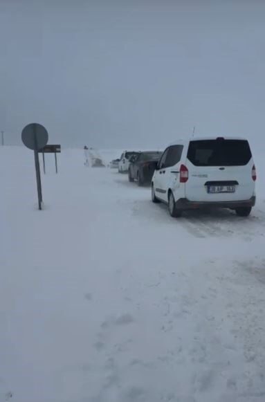 Sivas’ta yoğun kar ve tipi nedeniyle ulaşımda aksama yaşandı, sürücüler zor anlar geçirdi. Sivas’ta yoğun kar ve tipi nedeniyle ulaşımda aksama yaşandı, sürücüler zor anlar geçirdi.