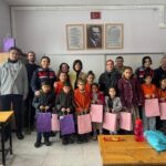 Sivas Jandarması, Zara’daki ilkokul öğrencilerinin karne coşkusunu paylaştı.