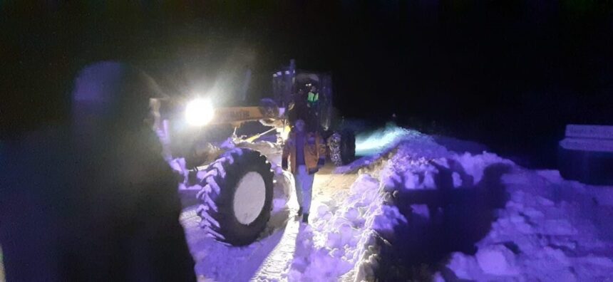 Zara’da karla kaplı yolda rahatsızlanan hastaya 4 saatlik zorlu mücadele ile ulaşıldı. Zara’da karla kaplı yolda rahatsızlanan hastaya 4 saatlik zorlu mücadele ile ulaşıldı.