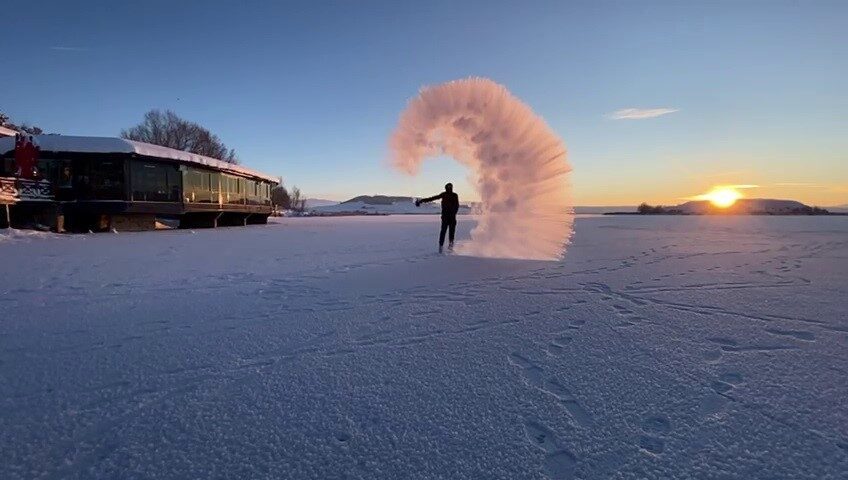 Sivas’ta dondurucu soğuk yaşamı olumsuz etkileyip eğlenceli görüntüler oluşturdu.