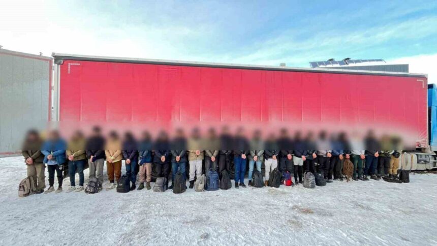 Sivas’ta bir tır dorsesinde 25 yabancı uyruklu yakalandı, tır şoförü tutuklandı. Sivas’ta bir tır dorsesinde 25 yabancı uyruklu yakalandı, tır şoförü tutuklandı.