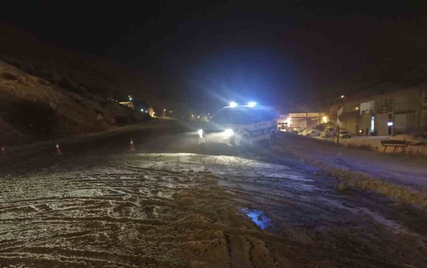 Sivas’ta yoğun kar ve tipi nedeniyle Kayseri-Malatya karayolu trafiğe kapatıldı. Sivas’ta yoğun kar ve tipi nedeniyle Kayseri-Malatya karayolu trafiğe kapatıldı.