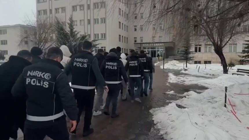 Sivas’ta düzenlenen uyuşturucu operasyonunda 9 kişi yakalandı, 7’si tutuklandı. Sivas’ta düzenlenen uyuşturucu operasyonunda 9 kişi yakalandı, 7’si tutuklandı.