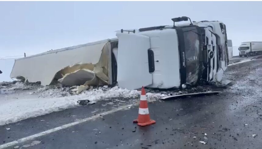 Siverek’te tırın devrilmesi sonucu kara yolunda ulaşım kontrollü şekilde sağlanıyor. Siverek’te tırın devrilmesi sonucu kara yolunda ulaşım kontrollü şekilde sağlanıyor.