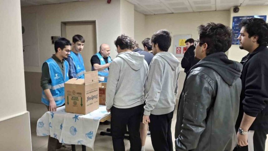 Sivrihisar Müftülüğü, final döneminde stres yaşayan üniversite öğrencilerine çorba ikram ederek destek sağladı. Sivrihisar Müftülüğü, final döneminde stres yaşayan üniversite öğrencilerine çorba ikram ederek destek sağladı.