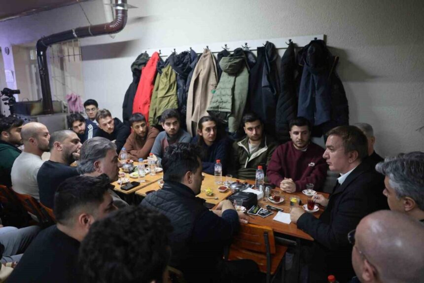 Erzincan Valisi Aydoğdu, Tıp Fakültesi öğrencileriyle sobada kaşarlı patates eşliğinde buluştu. Erzincan Valisi Aydoğdu, Tıp Fakültesi öğrencileriyle sobada kaşarlı patates eşliğinde buluştu.