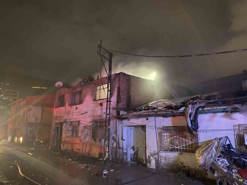 Bursa’da sobadan çıkan yangında iki kadın dumandan etkilendi, hastaneye kaldırıldı. Ev yanarak kullanılamaz hale geldi.