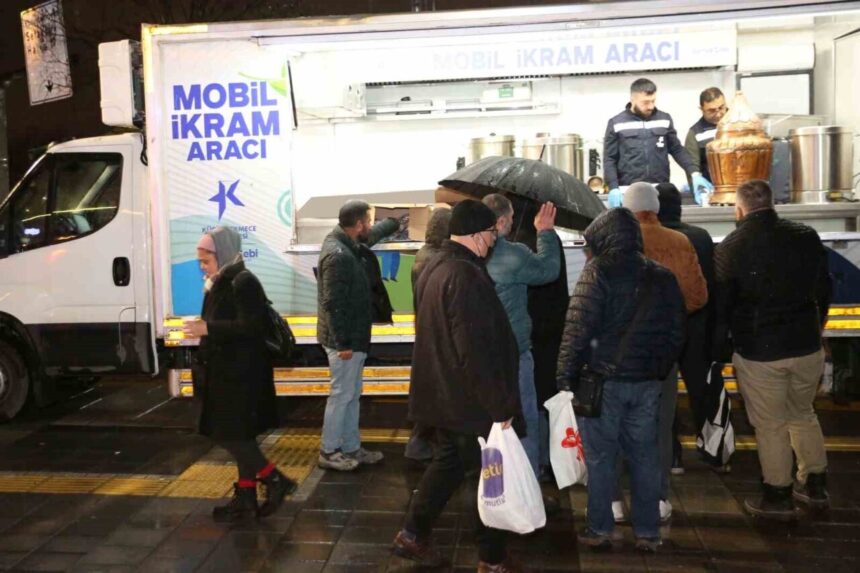 Küçükçekmece’de kışın gelmesiyle sıcak çorba ikramları, dondurucu soğuklar nedeniyle arttırıldı. Küçükçekmece’de kışın gelmesiyle sıcak çorba ikramları, dondurucu soğuklar nedeniyle arttırıldı.