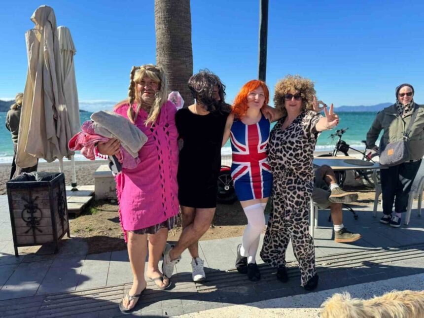 Fethiye’de Yabancı Vatandaşlar, İhtiyaç Sahiplerine Destek İçin Denize Girdi