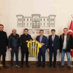Söğütspor Kulübü Başkanı Halil Güzel, Vali Sözer’e sezon hedeflerini aktardı.