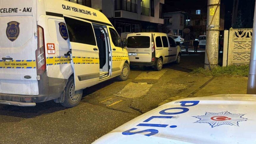 Düzce’de sokakta silahla kendine zarar veren genç, hastanede yaşamını yitirdi.