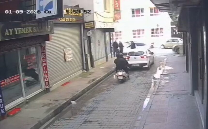 Söke’de yerel internet sitesi sahibi Durmuş Tuna, silahlı saldırıya uğradı; güvenlik kamerası görüntüleri ortaya çıktı. Söke’de yerel internet sitesi sahibi Durmuş Tuna, silahlı saldırıya uğradı; güvenlik kamerası görüntüleri ortaya çıktı.