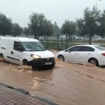 Antalya’da şiddetli rüzgar nedeniyle oluşan dev dalgalar sahili etkisi altına aldı, bir kişi son anda kurtuldu.