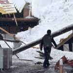 Sivas’ta yoğun kar yağışı çatı çökmelerine ve kazalara yol açtı; bir iş makinesi devrildi.