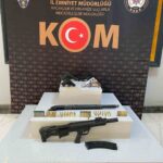 Uşak’ta silah paylaşımları yapan kişinin evine düzenlenen operasyonda çeşitli silah ve mermiler ele geçirildi.