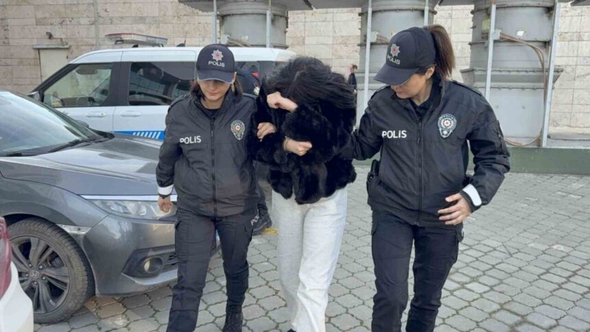 Samsun’da sosyal medya üzerinden polislere hakaret eden 24 yaşındaki kadın gözaltına alındı. Samsun’da sosyal medya üzerinden polislere hakaret eden 24 yaşındaki kadın gözaltına alındı.
