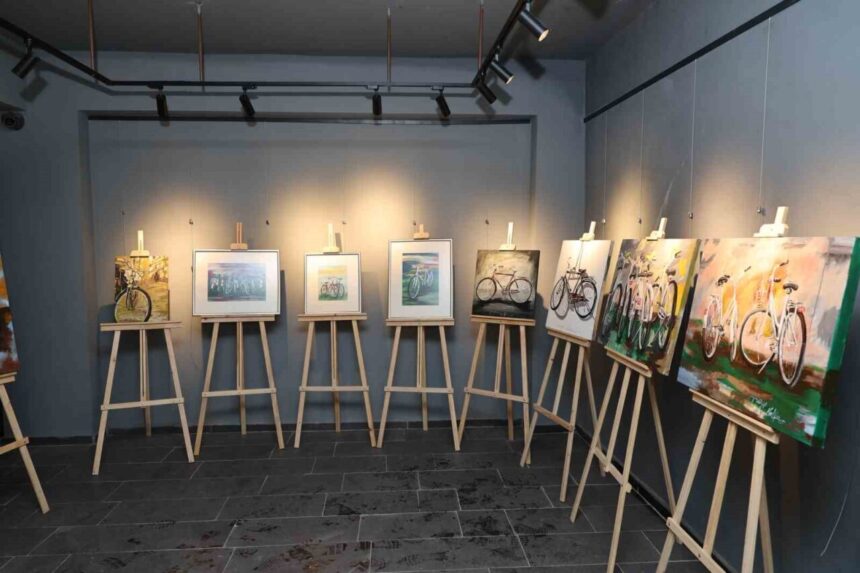Talas Belediyesi Su Medeniyeti Galerisi, sanatçı Tuğçe Kalfa’nın bisiklet temalı resim sergisini ağırlıyor.