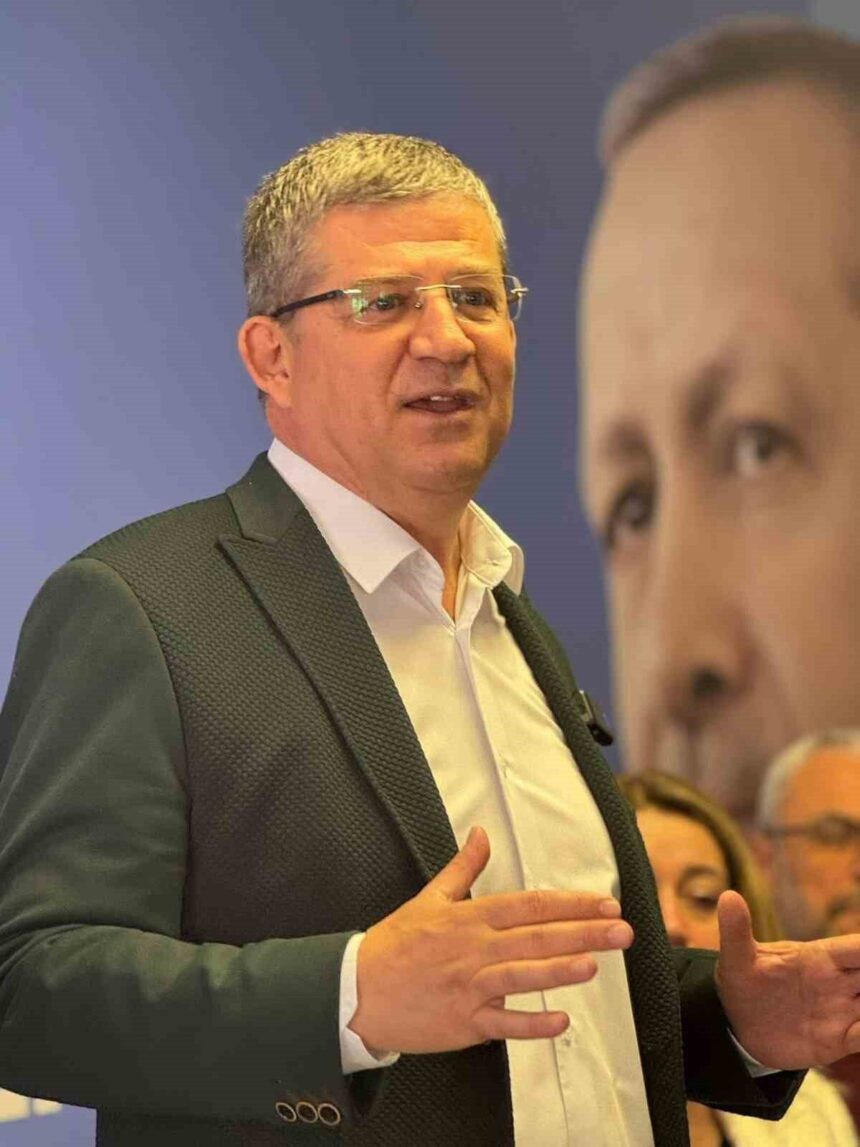 AK Parti İl Başkanı, Gümüşler DSİ Kavşağı’ndaki trafik sorununa köprülü kavşak çağrısında bulundu. AK Parti İl Başkanı, Gümüşler DSİ Kavşağı’ndaki trafik sorununa köprülü kavşak çağrısında bulundu.