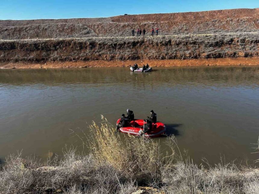 Harran’da sulama kanalına düşen otomobilin sürücüsünü bulma çalışmaları 6. gününe girdi.