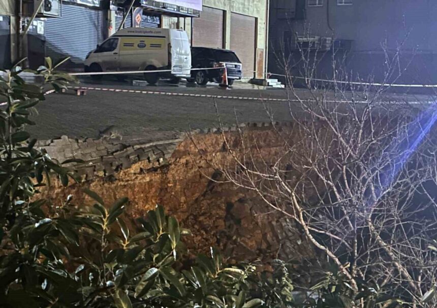 Sultanbeyli’de çöken istinat duvarı panik yarattı, bir araçta hasar oluştu. Toprak kayması riski var. Sultanbeyli’de çöken istinat duvarı panik yarattı, bir araçta hasar oluştu. Toprak kayması riski var.