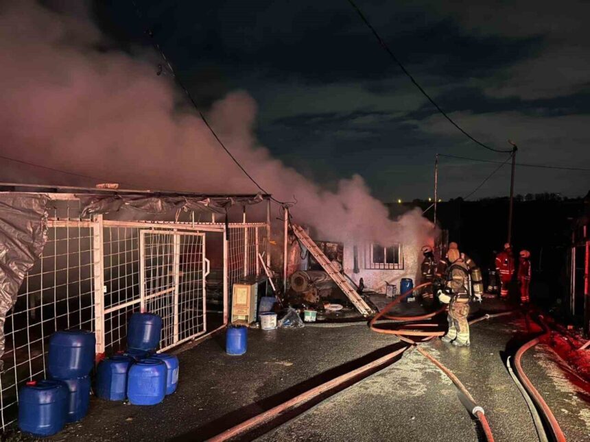 İstanbul Sultangazi’de halı yıkama ve marangoz atölyesinde yangın çıktı, itfaiye müdahale etti.