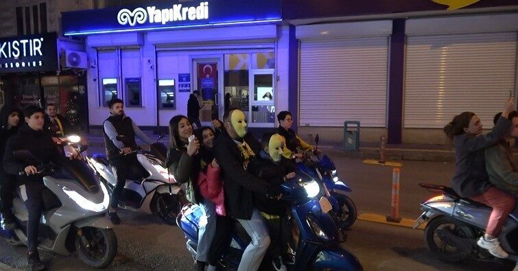 Fenerbahçe’nin Turkcell Süper Kupa’da Galatasaray’ı 2-0 yenip 4. kez zafer kazanmasının ardından Kilis’te kutlamalar yapıldı. Fenerbahçe’nin Turkcell Süper Kupa’da Galatasaray’ı 2-0 yenip 4. kez zafer kazanmasının ardından Kilis’te kutlamalar yapıldı.