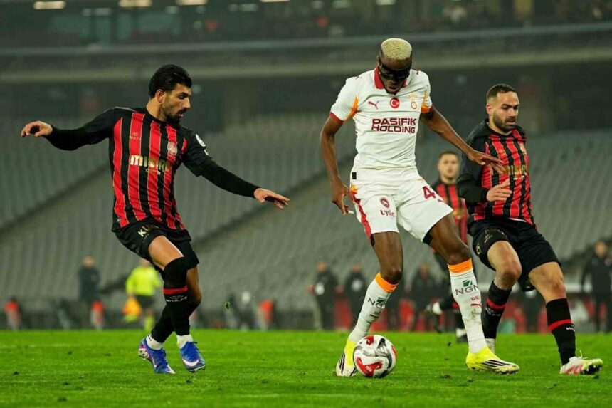 Trendyol Süper Lig’de 19. haftanın ardından puan farkı Galatasaray ile Fenerbahçe arasında 3’e çıktı. Trendyol Süper Lig’de 19. haftanın ardından puan farkı Galatasaray ile Fenerbahçe arasında 3’e çıktı.