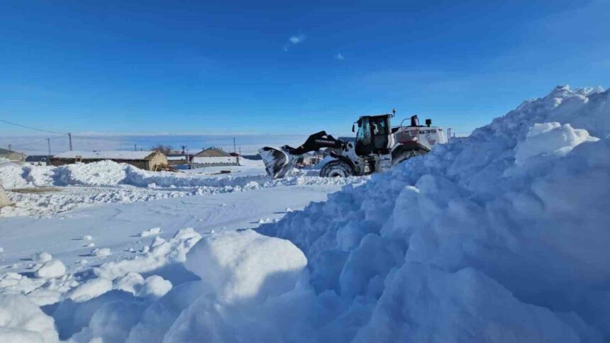 Bitlis’te Aydınlar beldesinde karla mücadele çalışmaları aralıksız devam ediyor.