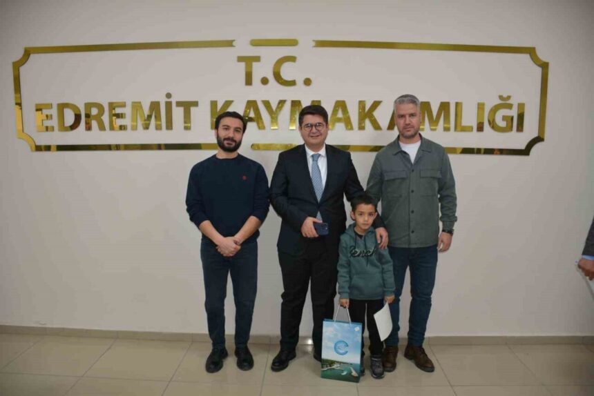 ‘Kitap Van’ projesi kapsamında düzenlenen kitap okuma yarışmasında TESKOMB Süphan İlkokulu’ndan Anıl Emir Tomay birinci oldu. ‘Kitap Van’ projesi kapsamında düzenlenen kitap okuma yarışmasında TESKOMB Süphan İlkokulu’ndan Anıl Emir Tomay birinci oldu.