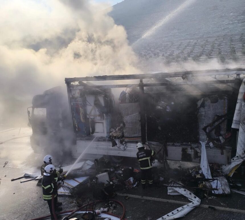 Hatay’da Suriye’ye geçiş hazırlığında olan tır, alev alarak tamamen yandı.
