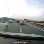 Beykoz’da Kuzey Marmara Otoyolu’nda makas atan sürücü, kazaya neden olabilirdi. 34 FLC 606 plakalı aracın tehlikeli manevraları görüntülendi.