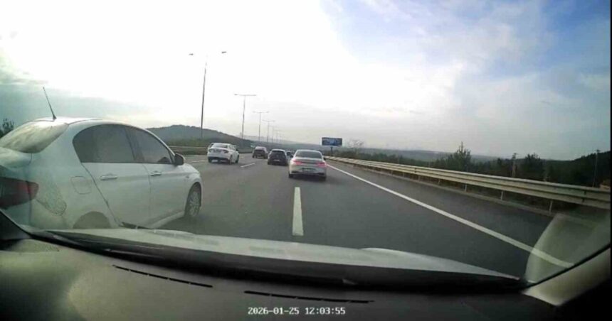 Beykoz’da Kuzey Marmara Otoyolu’nda makas atan sürücü, kazaya neden olabilirdi. 34 FLC 606 plakalı aracın tehlikeli manevraları görüntülendi. Beykoz’da Kuzey Marmara Otoyolu’nda makas atan sürücü, kazaya neden olabilirdi. 34 FLC 606 plakalı aracın tehlikeli manevraları görüntülendi.