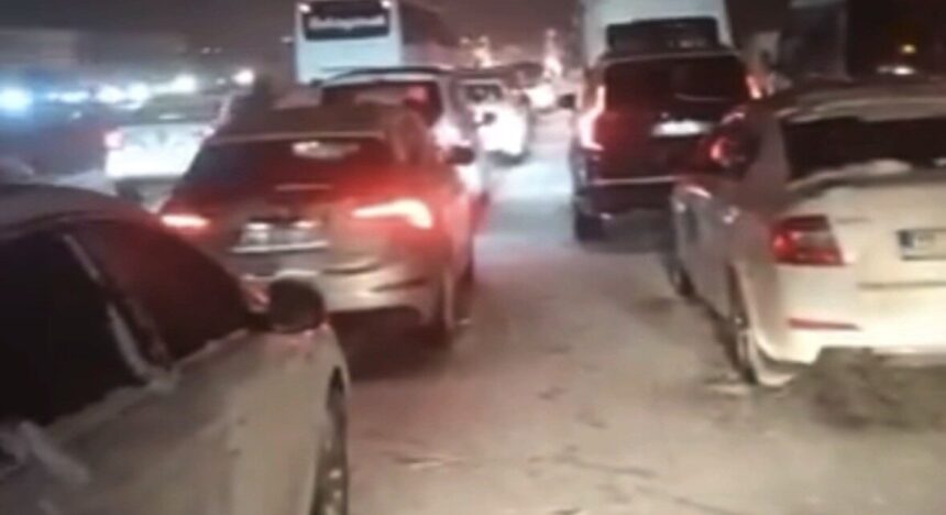 Gaziantep’te kar yağışı nedeniyle TAG Otoyolu’nda trafik durdu, birçok araç yolda kaldı. Gaziantep’te kar yağışı nedeniyle TAG Otoyolu’nda trafik durdu, birçok araç yolda kaldı.