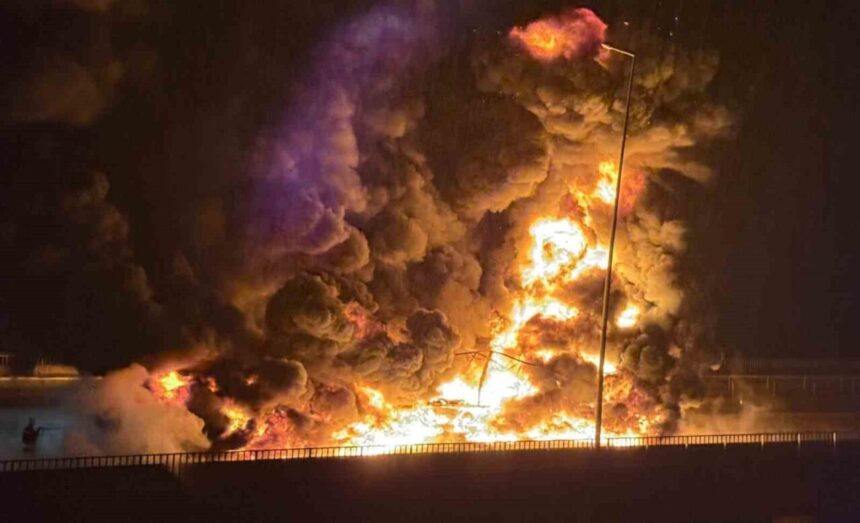 TAG Otoyolu’nda bebek bezi yüklü tırda çıkan yangın, trafiği durdurdu ve aracı kullanılamaz hale getirdi. TAG Otoyolu’nda bebek bezi yüklü tırda çıkan yangın, trafiği durdurdu ve aracı kullanılamaz hale getirdi.