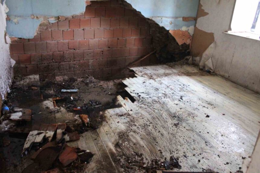 Aydın’ın Efeler ilçesinde, metruk binadaki tahtaların yanmasıyla çıkan yangın itfaiye tarafından kontrol altına alındı.