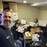 Pamukova’da bir işletmeci, takdir ve teşekkür belgesi alan öğrencilere bedava tavuk döner sundu.