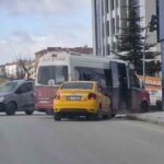 Eskişehir’de taksinin dolmuşa çarpması sonucu her iki araçta hasar oluştu.