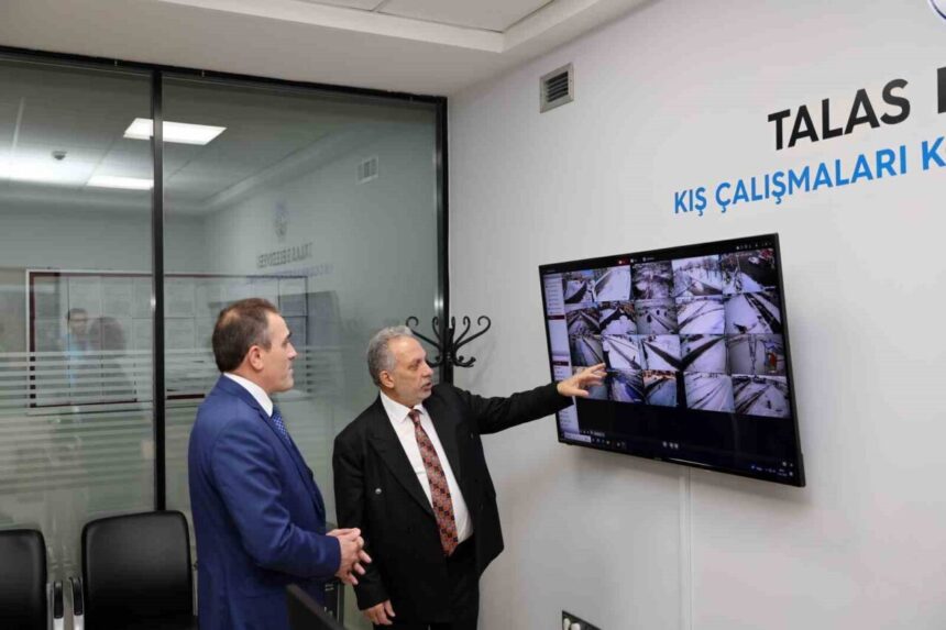 Talas’ta etkili olan kar yağışıyla birlikte kış çalışmaları denetleniyor. Talas’ta etkili olan kar yağışıyla birlikte kış çalışmaları denetleniyor.