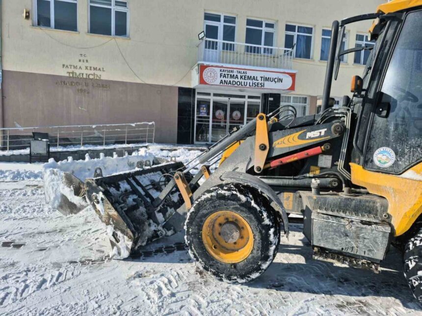Talas Belediyesi, kar yağışının ardından okullar açılmadan önce yoğun bir temizlik çalışması gerçekleştirdi.