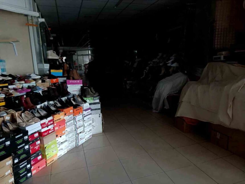 KIRŞEHİR (İHA) – Kırşehir’deki Ahi Çarşısı, elektrik arızası nedeniyle karanlıkta kaldı. Uzun süren kesinti esnafın tepkisini topladı. KIRŞEHİR (İHA) – Kırşehir’deki Ahi Çarşısı, elektrik arızası nedeniyle karanlıkta kaldı. Uzun süren kesinti esnafın tepkisini topladı.