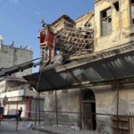 Adana’da tarihi bina çatısı kısmen çöktü, ekipler güvenlik önlemleri alarak müdahalede bulundu.