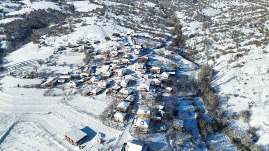 Bolu’nun Göynük ilçesindeki Karafakılar köyü kar yağışıyla beyaza büründü, görüntüler büyüledi.
